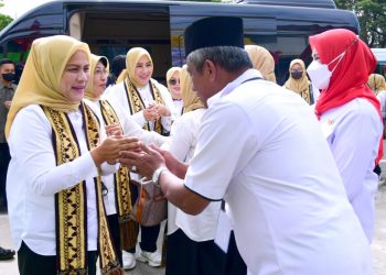 Walikota Eva Dwiana Sambut Kedatangan Ibu Negara Iriana Jokowi di SDN 2 Rawa Laut