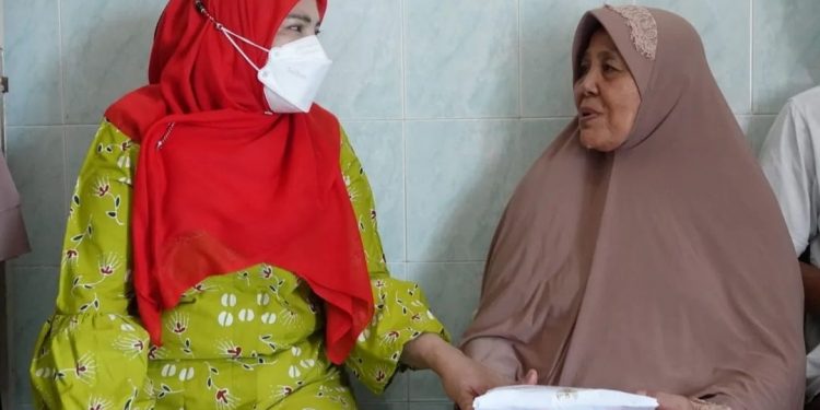 Walikota Eva Dwiana Beri Bantuan Uang Tunai Senilai 20 Juta Rupiah kepada Korban Kebakaran