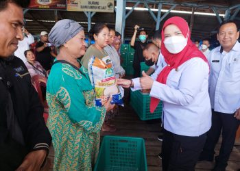 Walikota Bandar Lampung Berikan Bantuan kepada Nelayan dan Pedagang di Pasar Gudang Lelang