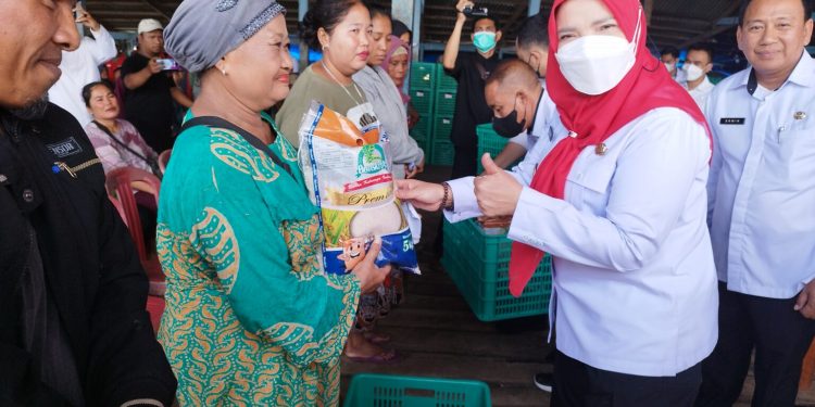 Walikota Bandar Lampung Berikan Bantuan kepada Nelayan dan Pedagang di Pasar Gudang Lelang