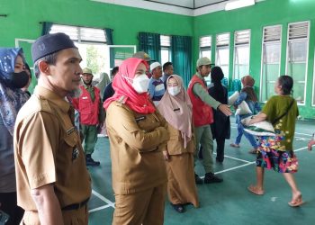 Walikota Eva Dwiana Tinjau  Penyerahan Beras Gratis di Kelurahan-Kelurahan