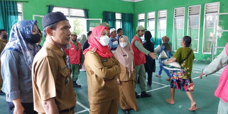Walikota Eva Dwiana Tinjau  Penyerahan Beras Gratis di Kelurahan-Kelurahan