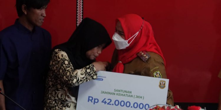 Perlindungan Nelayan , Walikota Eva Dwiana  Serahkan Asuransi Kematian  Kepada Ahli Waris