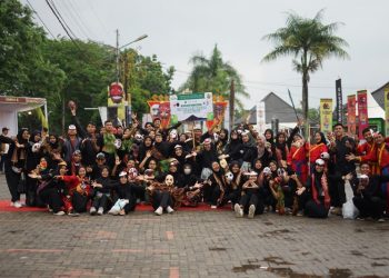 Kontingen UIN RIL Semarakkan Pawai Budaya K-Fest Menggunakan Aksesoris Tapis dan Atribut Topeng Daur Ulang