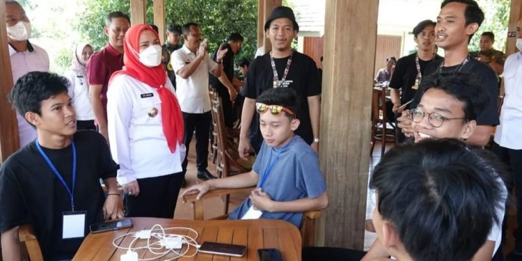 Waliktota Eva Beri Hadiah Tambahan Kepada Peserta Lomba E-Sport Mobile Legends