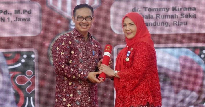 Walikota Eva Dwiana Raih Penghargaan Manggala Karya Kencana dari BKKBN