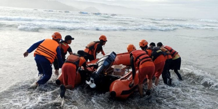 Mahasiswa KKN ITERA Hanyut Diseret Ombak Pesisir Barat Lampung