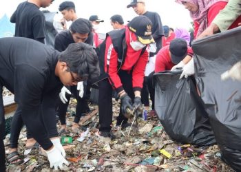 Walikota Eva, Pandawara Group, dan Ribuan Warga Bersih-bersih Pantai Sukaraja