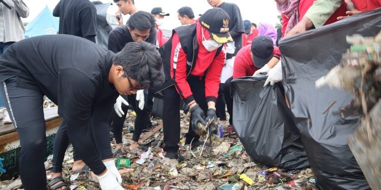 Walikota Eva, Pandawara Group, dan Ribuan Warga Bersih-bersih Pantai Sukaraja