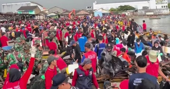 3.700 Warga Turut Bersih-Bersih Pantai Sukaraja, Pandawara Group : We Love You Lampung!