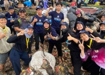 Mahasiswa KKN-PPM UGM Turut Bersihkan Pantai Sukaraja