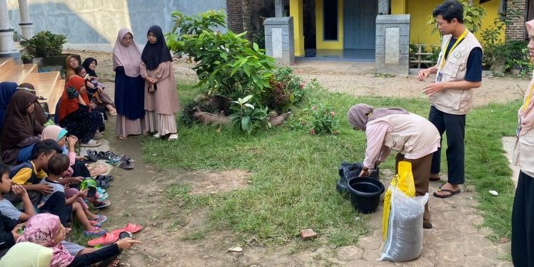 Mahasiswa KKN-PPM UGM Kenalkan Urban Farming di TPA Baitul Makmur Natar