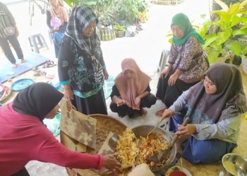 Kagama Lampung Latih KWT Liman Benawi Membuat Olahan Makanan dari Singkong