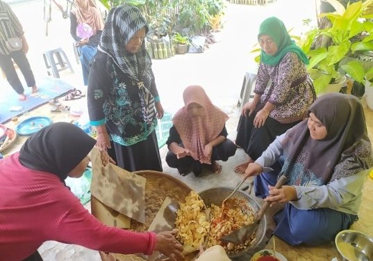 Kagama Lampung Latih KWT Liman Benawi Membuat Olahan Makanan dari Singkong