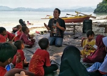 Hari Anak Nasional : Mendongeng Untuk Anak-Anak Pulau Tegal