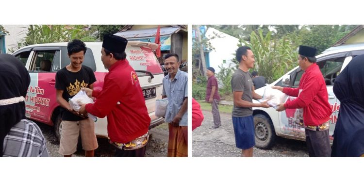 Majelis Taklim Rahmat Hidayat Bagikan Sembako Kepada Korban Banjir Tanggamus