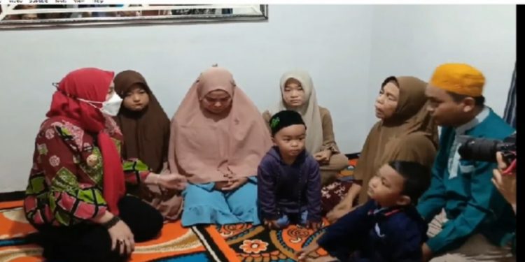Walikota Bandar Lampung Eva Diwna Beri Beasiswa Gratis Anak Korban Kecelakaan Lift Az-Zahra