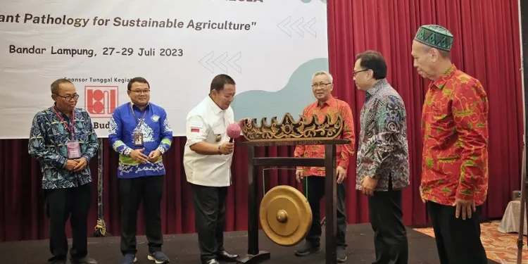 Gubernur  Arinal Buka Seminar Ilmiah dan Kongres XXVII Perhimpunan Fitopatologi Indonesia