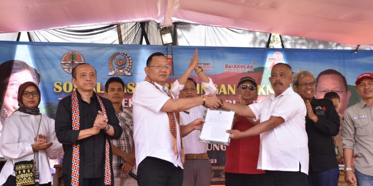 70 Tahun Dalam Penantian, Ketua Komisi lV DPR RI Sudin Terbitkan Surat Pelepasan Register 45 di Sukapura