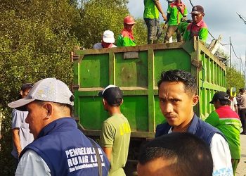 300 Personel Satgas Dinas Lingkungan Hidup ( DLH ) Bersih – Bersih di Pulau Pasaran