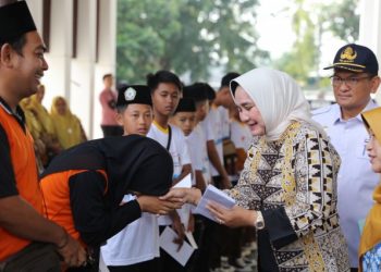 Riana Sari Arinal Lepas Peserta Jambore Nasional dan Rakernas LKSA-PSAA  ke Sumatera Barat