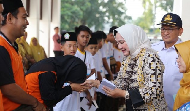 Riana Sari Arinal Lepas Peserta Jambore Nasional dan Rakernas LKSA-PSAA  ke Sumatera Barat