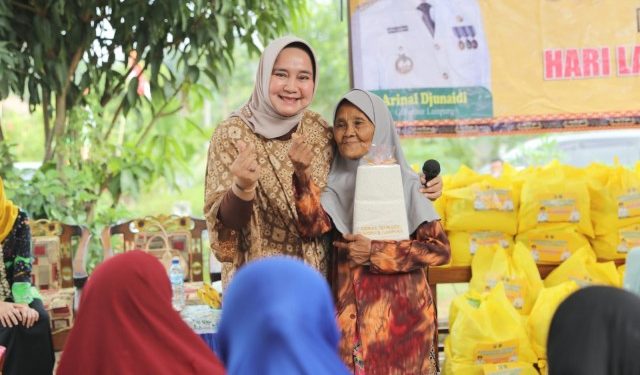 Peringati Hari Lanjut Usia Nasional, Ketua LKKS Riana Sari Arinal Bagikan Sembako di Tegineneng