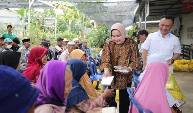 Peringati Harganas, Ketua LKKS Riana Sari Arinal Bagikan Bantuan Sembako di Kota Metro