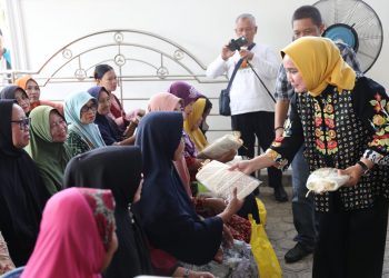 Ketua LKKS Riana Sari Arinal Berikan Ratusan Bantuan Sembako di Kabupaten Tulang Bawang dan Tulang Bawang Barat
