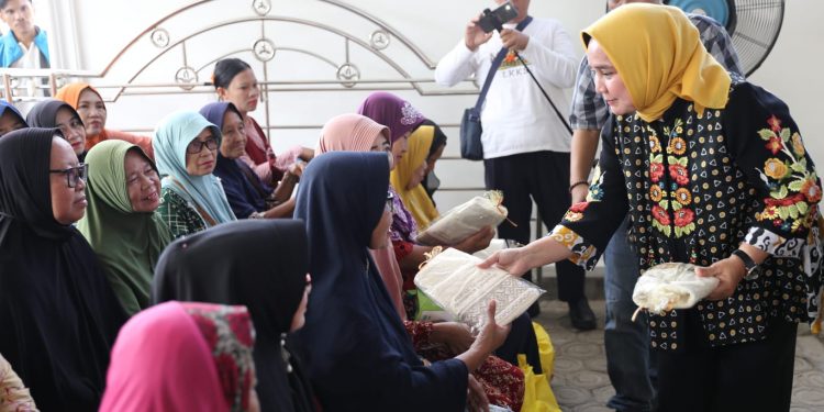 Ketua LKKS Riana Sari Arinal Berikan Ratusan Bantuan Sembako di Kabupaten Tulang Bawang dan Tulang Bawang Barat