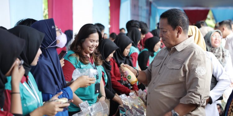 Gubernur Arinal Hadiri Pameran Hasil Karya Mahasiswa KKN Siger Berjaya Tahun 2023 di Teluk Pandan Pesawaran