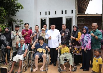 Gubernur Arinal Beri Bantuan Kursi Roda Untuk Warga Difabel di Kota Metro