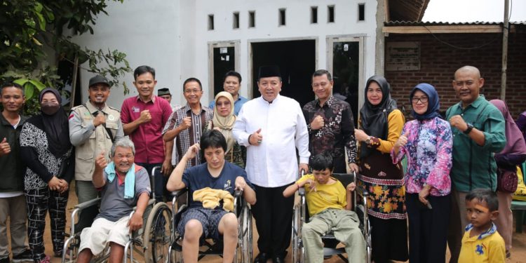 Gubernur Arinal Beri Bantuan Kursi Roda Untuk Warga Difabel di Kota Metro