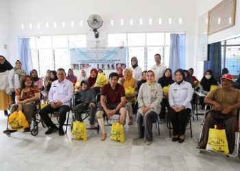 Ketua Umum PKDL Riana Sari Arinal Serahkan Alat Bantu Kaki Palsu dan Kursi Roda kepada Penyandang Disabilitas