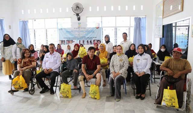 Ketua Umum PKDL Riana Sari Arinal Serahkan Alat Bantu Kaki Palsu dan Kursi Roda kepada Penyandang Disabilitas