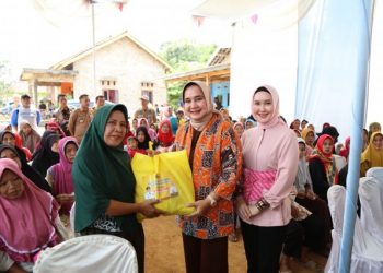 Peringati Hari Anti Narkotika Internasional, Ketua LKKS Riana Sari Arinal Berikan Ratusan  Paket Sembako