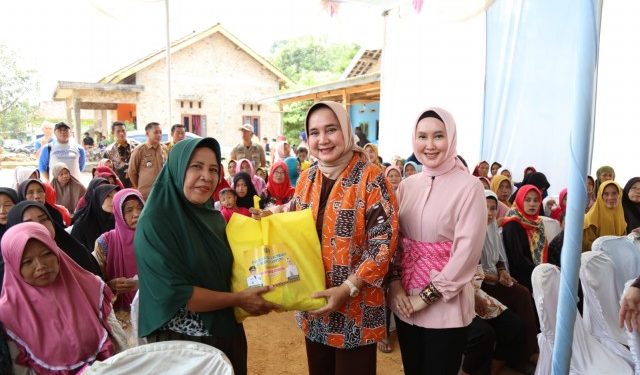 Peringati Hari Anti Narkotika Internasional, Ketua LKKS Riana Sari Arinal Berikan Ratusan Paket Sembako