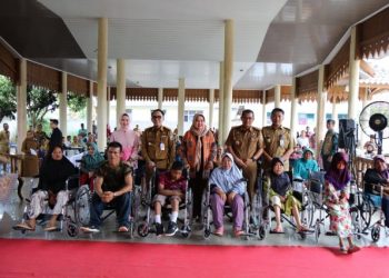 Riana Sari Arinal Serahkan Bantuan 25 Unit Kursi Roda untuk Penyandang Disabilitas