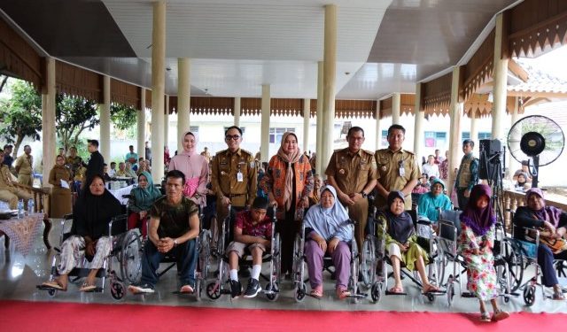 Riana Sari Arinal Serahkan Bantuan 25 Unit Kursi Roda untuk Penyandang Disabilitas
