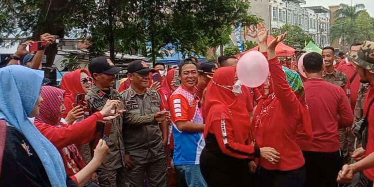 Meriahkan HUT RI ke-78, Walikota Eva Dwiana Ikut Lomba Joget Bola