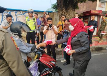 HUT RI ke-78, Walikota Bandar Lampung Eva Dwiana Bagikan 3.800 Bendera Merah Putih
