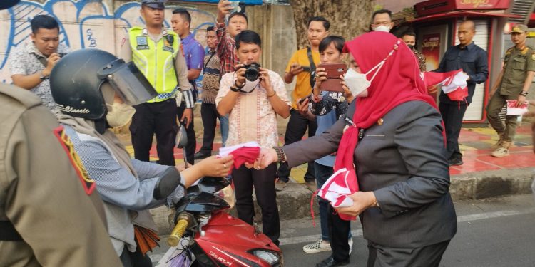 HUT RI ke-78, Walikota Bandar Lampung Eva Dwiana Bagikan 3.800 Bendera Merah Putih