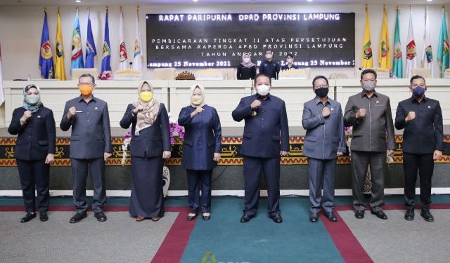 Gubernur Arinal dan Ketua DPRD Mingrum Gumay Tandatangani Raperda Pertanggungjawaban APBD 2022