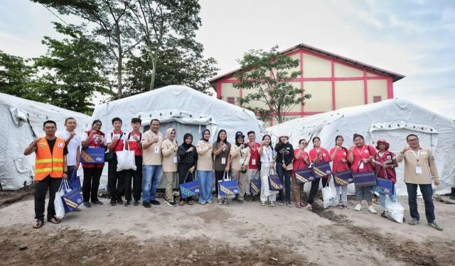 Riana Sari Arinal Berbagi Souvenir dan Paket Sembako  kepada Peserta Jumbara PMR