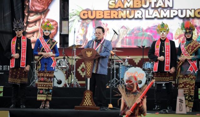 Gubernur Arinal Buka Karnaval Topeng 2023 yang Diikuti Ribuan Peserta