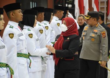 Walikota Bandar Lampung Eva Dwiana Kukuhkan  37 Anggota Paskibraka