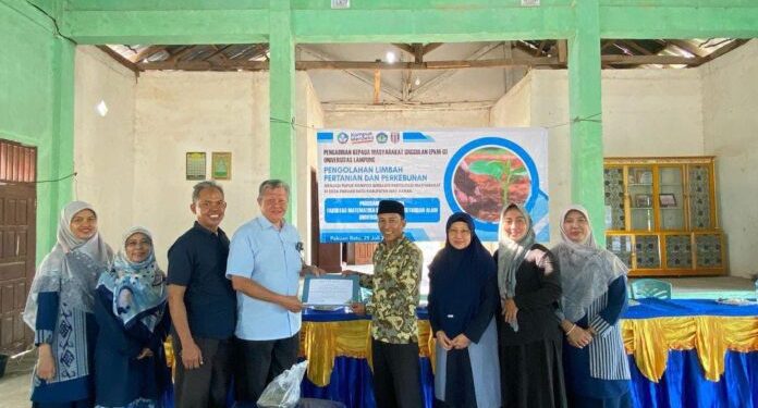 Dosen FMIPA Unila Olah Limbah Pertanian Menjadi Pupuk Kompos di Desa Pakuan Ratu