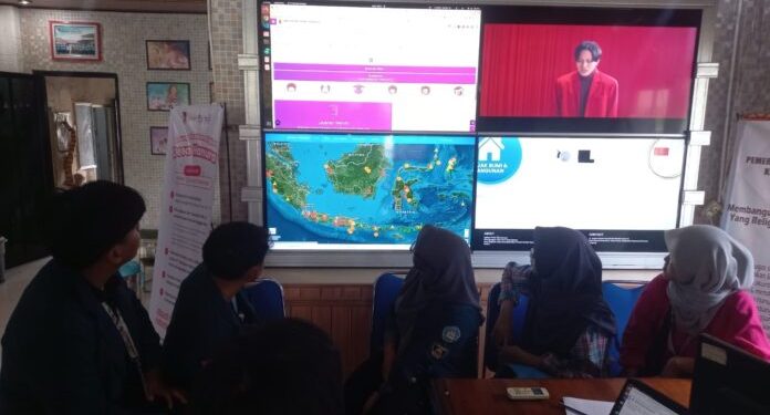 Mahasiswa KKN Unila Bangun Website PBB Desa Hanura