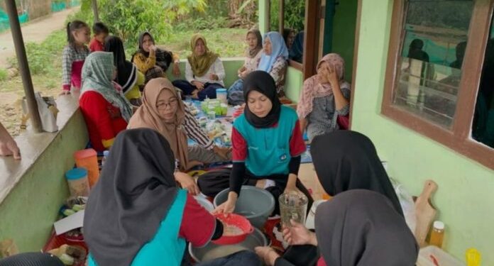 Mahasiswa KKN Unila Berdayakan Masyarakat Desa Hurun Melalui Pelatihan Pembuatan Sirup Buah Pala