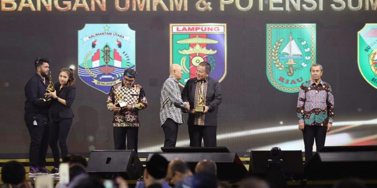 Gubernur Arinal Raih Penghargaan Daerah Peduli Pengembangan UMKM dan Potensi Sumber Daya Lokal